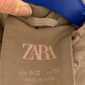 Vinterjacka  - Säljer en vinterjacka från zara. Nyskick  
