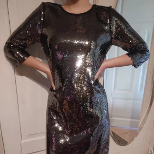 Paljettklänning - En kort klänning från KappAhl helt täckt av paljetter. Jag fick den från en vän när hon rensat ut lite kläder som hon inte längre ville ha men den är inte min stil.