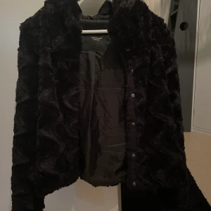 Pälsjacka - Pälsjacka från Vero Moda (fejk päls) köpt för ca 1 år sedan men knappt använd Storlek M