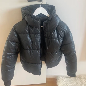 Puffer jacka  - En jättefin puffer jacka som är helt slutsåld💕 storlek xs men ocersize,  man kan spänna den i insidan o justera längden💕 köptes dyrt, köp direkt 400kr