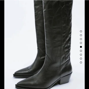Höga cowboyboots i läder / skinn Zara - Supersnygga cowboyboots i skinn från Zara, använda vid något enstaka tillfälle så i mycket bra skick. Nypris 1295kr. 🖤🖤