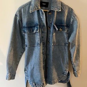 Jeans jacka från bikbok - Knappt använd jeans jacka från bikbok strlk xs men sitter som en s/m