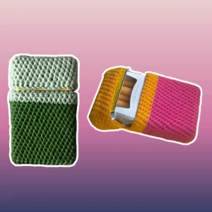 FODRALET ~ BICOLORI - EGENGJORT fodral i två färger! Virkat att passa ett vanligt ciggpack (en otroligt snygg accesoar) ä men passar även som fodral till mycket annat! Virkas på beställning så man kan välja vilka två färger som helst <3