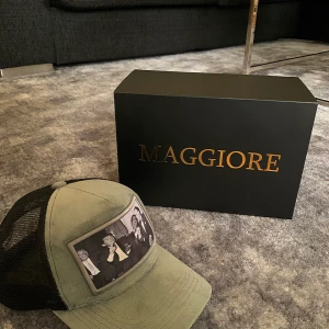 Maggiore keps - Hej!⚡️säljer min maggiore S/M keps som är i skick 9/10. Den är limiterad till 250 exemplar i HELA VÄRDEN. Den är mycket ovanligt. Det är en collab mellan stayhard och maggiore som har gjort denna unika keps. Den är jätte fin också. Skriv gärna vid frågor!