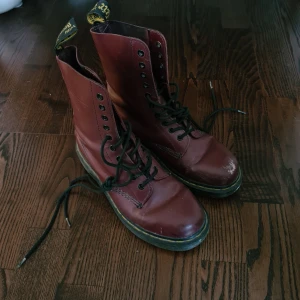 Dr Martens - Vinröda Dr Martens. 10 hål. Väl använda.
