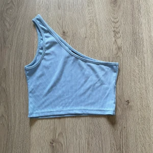 Ljusblå Topp - Säljer denna ljusblåa topp från Shein. Sjukt fin men kommer aldrig till användning. Jättebra skick💕💕
