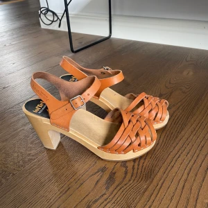 Träskor med klack - Träskor med klack från märket Swedish Hasbeens i storlek 37, nypris ca 1800🤍 