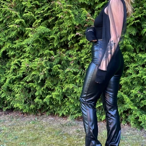 Faux skinnbyxa - Snygga fejkskinn byxor från hm,  190kr                   köparen betalar frakt, kan mötas upp Linköping.