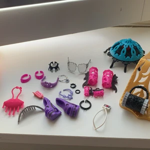 Dock tillbehör  - Dock tillbehör från monster high och bratz