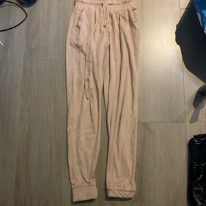 Mjukisbyxor BikBok - Superskönt mjukisbyxor från Bikbok i en gammalrosa färg, länge en favorit. Är absolut öppen för prisförslag, kan mötas upp i Stockholm och det är bara att skriva för fler bilder! 