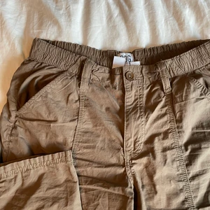 Cargo - Säljer en av mina favvo ✨cargo✨ byxor från Urban outfitters, dem är lowwaist och är super sköna och super snygga och man kan styla dem till allt💫 dem är i st L men passar nästan alla storlekar❗️