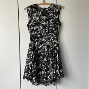 Sommarklänning stl 34 - Tunn och skön sommarklänning. Passar bra till avslutningar eller sommarfester. Har inte används så flitigt så klänningen är i gott skick!