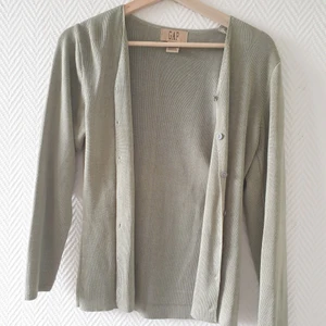 Mintgrön Cardigan/Kofta  - Så galet fin och mjuk kofta från GAP, helt i silke! 