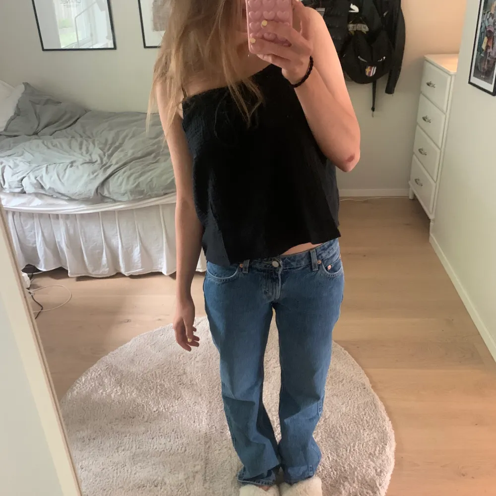 Funderar på att sälja dessa fina lågmidjade jeans ifrån Weekday i modellen Arrow. Dom är helt nya och kan lämna tillbaka men lägg ett bud om du vill ha en snabbare leverans än vad weekday har!!! Dom är i färgen Harper Blue!!!. Jeans & Byxor.