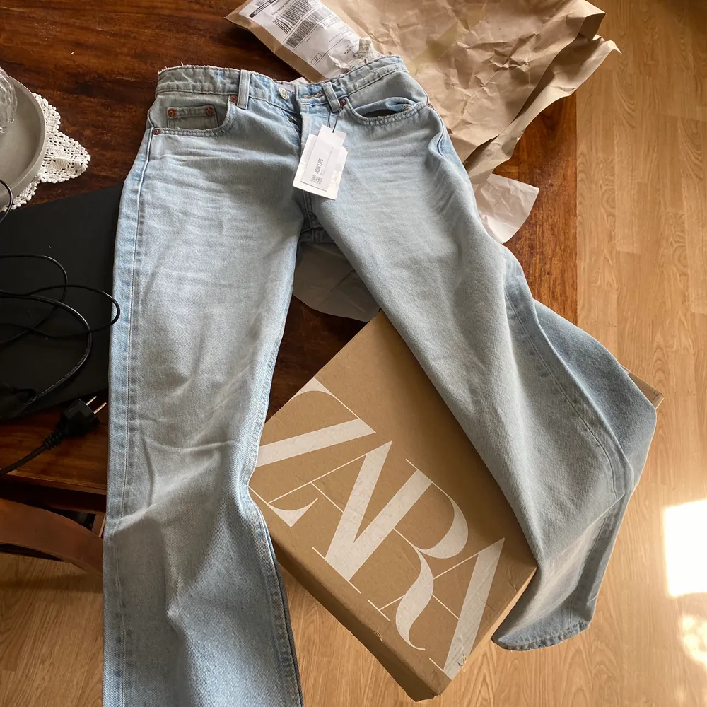 Har köpt dessa zara jeans i storlekarna 32 och 34 tyvärr passade ingen mig så tänkte sälja båda två här. Hör av dig vilken storlek du är intresserad av.  Jag köpte del för 359kr och därför kommer jag sälja dem för 300 eftersom dem är helt nya bara testade. Jeans & Byxor.