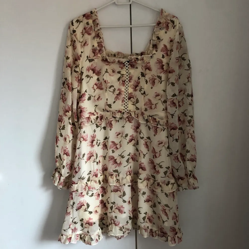 Säljer denna blommiga klänningen från missguided strl M . Klänningar.