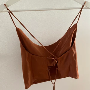 Croppad top / öppen rygg  - Brun storlek M , 100:- + frakt 