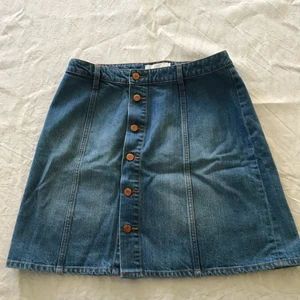 Jeanskjol - Superfin jeanskjol från HM. Knappt använd så den är i jättebra skick. Köparen står för frakten!