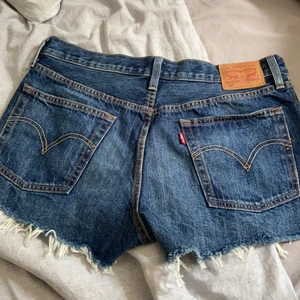 Levis shorts  - Säljer dessa super fina Levis shorts då dom tyvärr är förstora för mig! Skulle säga att de är storlek M💕