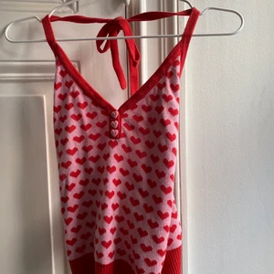 Gullig top  - Halterneck top köpt secondhand från hm. Storlek 38