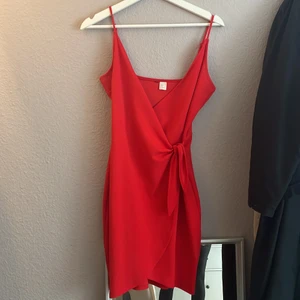 Röd sommarklänning - Så söt sommarklänning från hm som köptes förra sommaren och inte säljs längre! Använd ett fåtal ggr💕 Kan köpas direkt med snabb affär! 