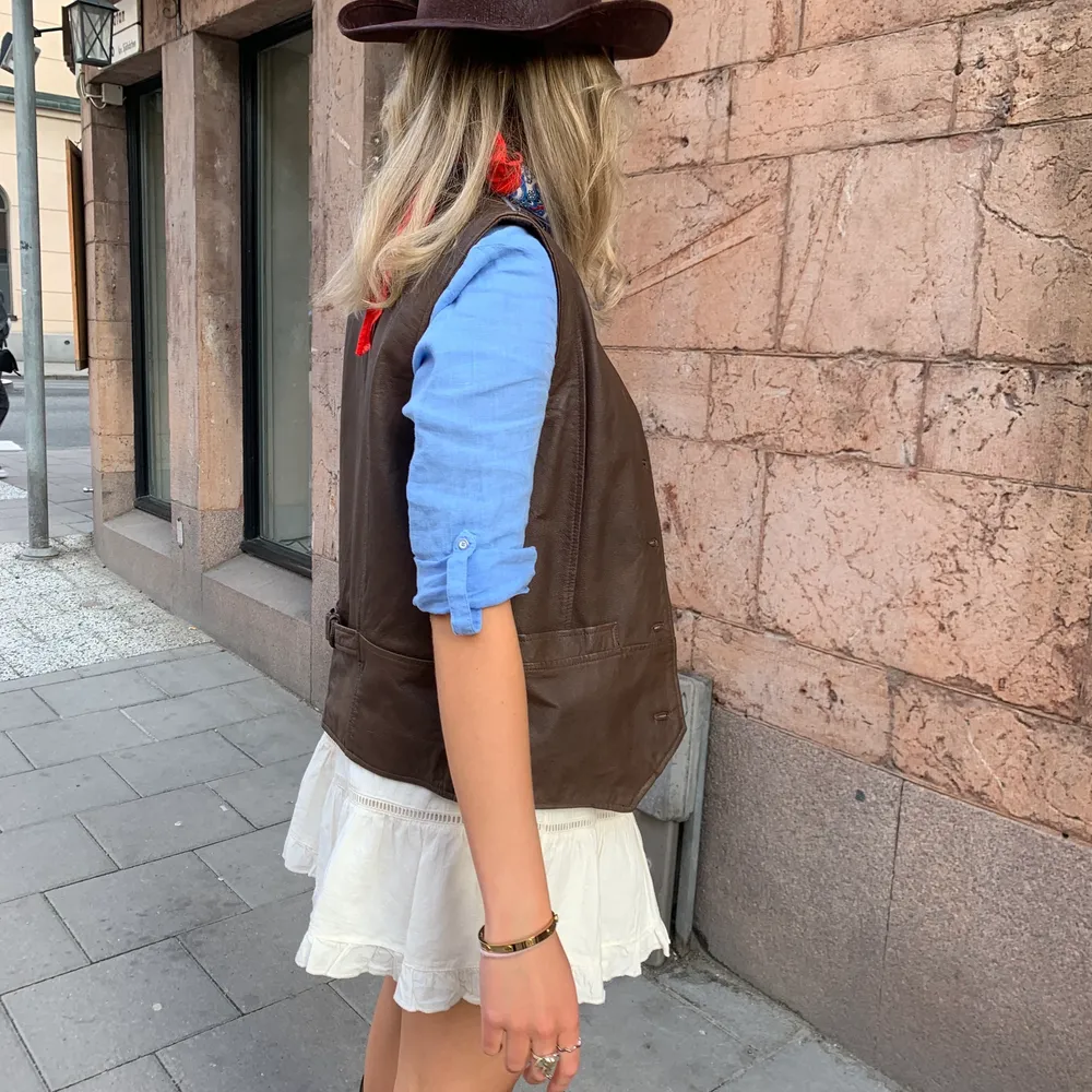 Säljer denna skit coola bruna läder väst som passar perfekt till cowboy tema! Den är i väldigt bra skick då den endast är använd en gång! Kan mötas upp i innerstan i Stockholm annars står köparen för frakten 😊🫶💕. Jackor.
