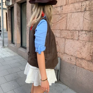 Läder väst  - Säljer denna skit coola bruna läder väst som passar perfekt till cowboy tema! Den är i väldigt bra skick då den endast är använd en gång! Kan mötas upp i innerstan i Stockholm annars står köparen för frakten 😊🫶💕