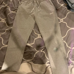 Gråa mjukisbyxor - Säljer ett par fina mjukisbyxor från sdwd, köpta på pull and bear i mos, de är för små för mig som är 186, de är vida vid anklarna och går snyggt runt skorna, fint skick