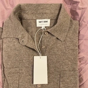 Kashmir tröja från soft goat  - Superfin oversized Kashmir ”T-shirt” från Soft Goat. Aldrig använd! Storlek S💘