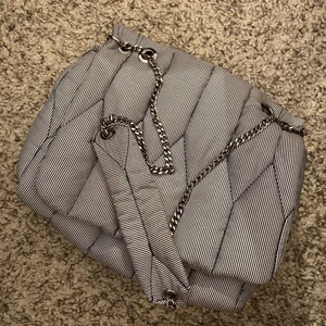 Zara Väska - Säljer min Zara väska. Finns inte längre kvar att köpa. Puffig och somrig väska som lätt piffar upp en outfit. Relativt stor och rymlig. Hör av er vid frågor! :)