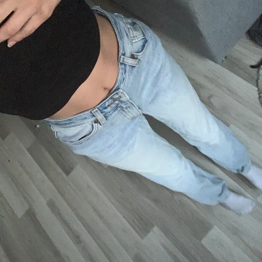 !! FLÄCKARNA ÄR SMUTS PÅ SPEGELN !!                              säljer dessa jättefina högmidjade jeans från monki eftersom att jag knappt använt dom. har en väldigt liten defekt på knäet, skicka privat för bild. passar mig perfekt som brukar ha 34 i jeans💘 köparen står för frakt 🫶  MÅSTE KOLLA FRAKT!!!. Jeans & Byxor.