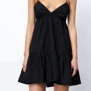 Svart zara klänning - Säljer denna fina svarta zara klänning!!!💗💗 Den är använd fåtal gånger och är i fint skick!!!