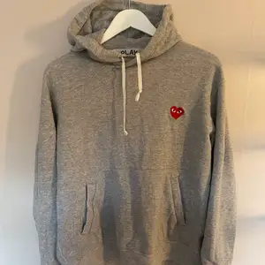 Säljer min cdg hoodie då den inte kommer till användning, storlek L sitter lite oversize på mig som är en S så skulle säga att den är mer som en M