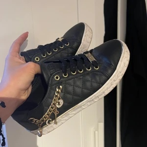 Guess skor 37 - Använda fåtal gånger, storlek 37 passar även 36, inga repor eller skavanker