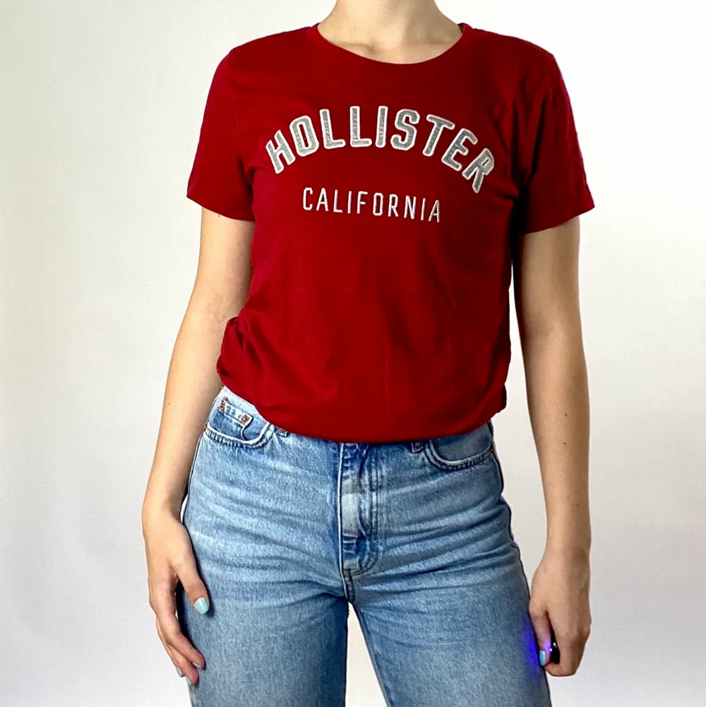 Jättebekväm och fin t-shirt från Hollister. Storlek M men passar XS-M. T-shirts.