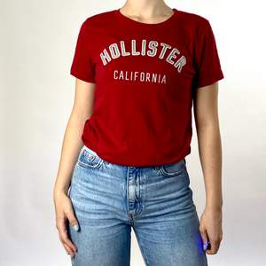 Jättebekväm och fin t-shirt från Hollister. Storlek M men passar XS-M