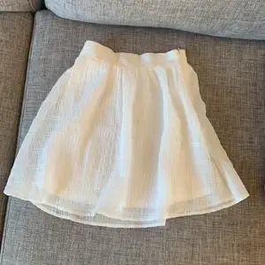 En super fin och skön vit kjol som jag tyvär köpt i för lite storlek. Aldrig andvänd, prislapparna sitter kvar. Vid frågor är det bara att höra av sig