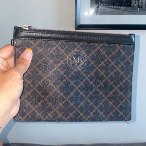 Marlene Birger clutch - Mörkbrun Marlene Birger clutch i mellan storlek. Köparen står för den eventuella frakten. 
