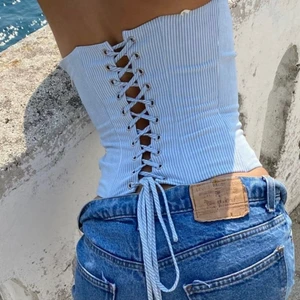 MIXED GALS KORSETTOPP - Så så fin korsettopp från Mixed Gals! Helt underbar sommartopp 💙🤍 Modellen heter Tia Stripe Corset. Aldrig använd, endast testad. Nypris 1500 kr. 