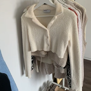 Mysig vit kofta Bershka - Väldigt söt kofta från Bershka som tyvärr blivit för liten för mig. Den är i storlek M och ser knappt använd ut. Gratis frakt!