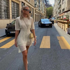 Adoore klänning - TRYCK EJ PÅ KÖP NU‼️ Säljer min fina Adoore asymmetric dress lemon i storlek 40/M (klänningarna är små i storleken). Den är endast använd vid två tillfällen och är i nyskick. Fantastisk sommarklänning som även passar perfekt för midsommar! Bilderna är låna