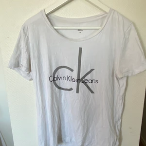 Calvin Klein T-Shirt  - Calvin Klein T-Shirt  Storlek: L Färg: Vit  Ca 2 år gammal, använd vara några fåtal gånger.   Obs köparen står för frakten 