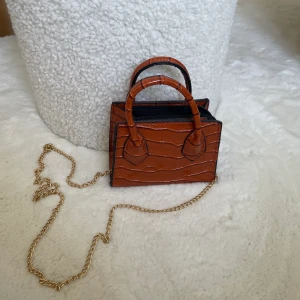 Väska  - Söt väska som är brun/orange. Oanvänd 