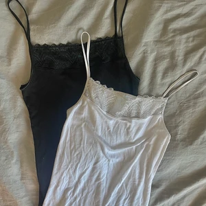 Linne - Två likadana stretchiga linnen me spets i s! Dom är i samma modell och jar ett fint lyster. Är oanvända! Säljs tillsammans🤍🖤 Frakt 45kr