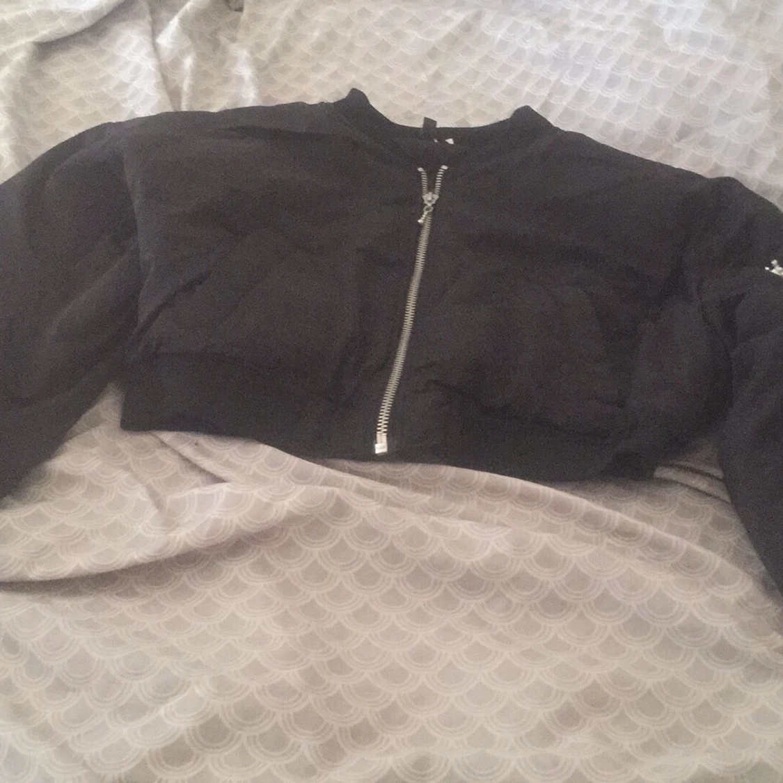 Bomberjacka kort , och ett par jeans 