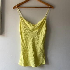 Topp från Zara - Gul topp från Zara - använd ett fåtal gånger. Behöver strykas :)