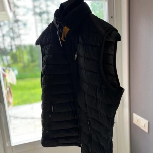 Parajumper väst - Fin parajumper väst i fint skick.  Strlk M herrstorlek Nypris runt 3300 kr