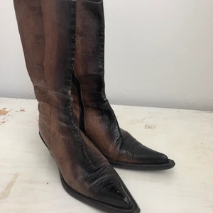 cowboyboots - Sjukt najs cowboyboots med ormskinns imitation. 