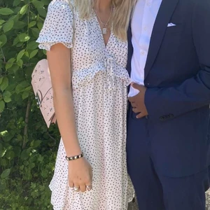 Prickig klänning strl s - Säljer denna superfina klänning som bara är använd en gång🙏strl s och köpt utomlands 💕💕