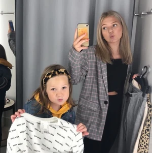 Grå kavaj - En jättefin grå rutig kavaj från Nelly! 